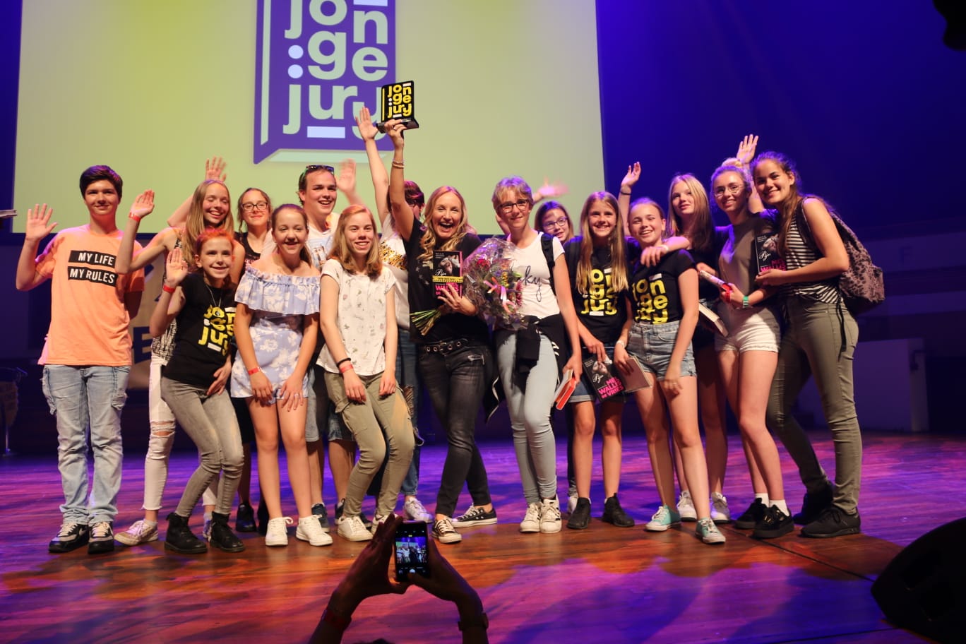 Mel wint Prijs van de Jonge Jury met Pijn